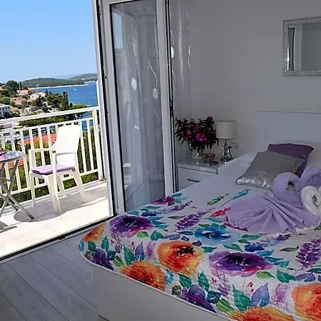 Zorana بيت شباب هفار